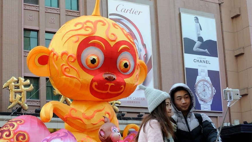 Beijing : une lanterne gigantesque de singe exposée à Wangfujing