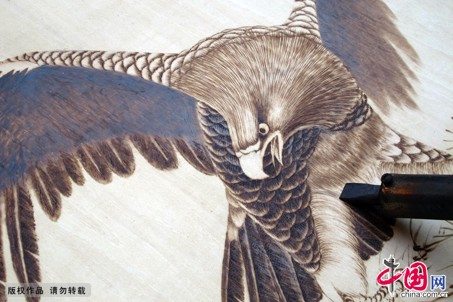 La pyrogravure consiste à dessiner sur un objet en creusant sa surface avec un fer chaud. La pyrogravure consiste à dessiner sur un objet en creusant sa surface avec un fer chaud.