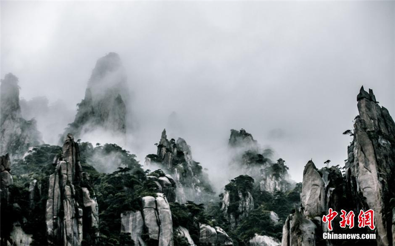 La pluie et la brume du printemps donnent des airs féeriques au mont Sanqing (Sanqingshan), une montagne taoïste située dans la province du Jiangxi.