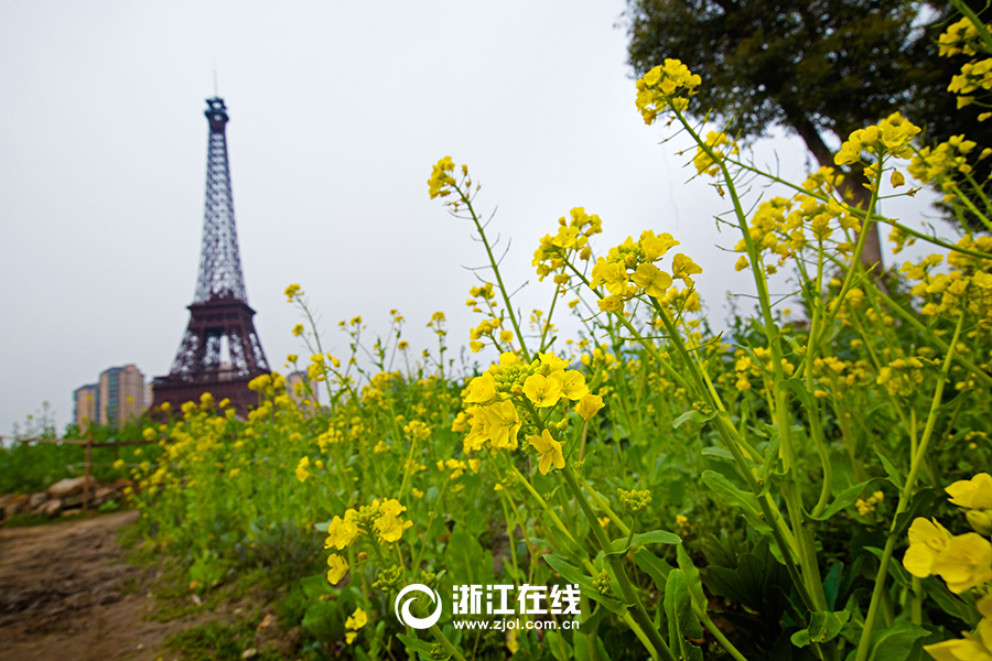 Cette réplique de 108 mètres de haut et construite à l&apos;échelle 1:3 de l&apos;originale se trouvait auparavant au milieu d&apos;un terrain vague. 