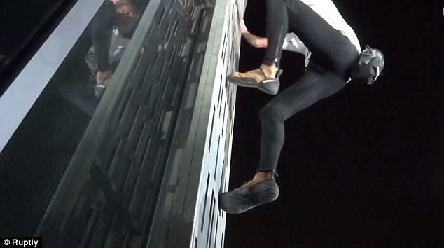 Le « Spiderman français » escalade la plus haute tour torsadée du monde Le « Spiderman français » escalade la plus haute tour torsadée du monde