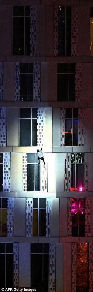 Le « Spiderman français » escalade la plus haute tour torsadée du monde