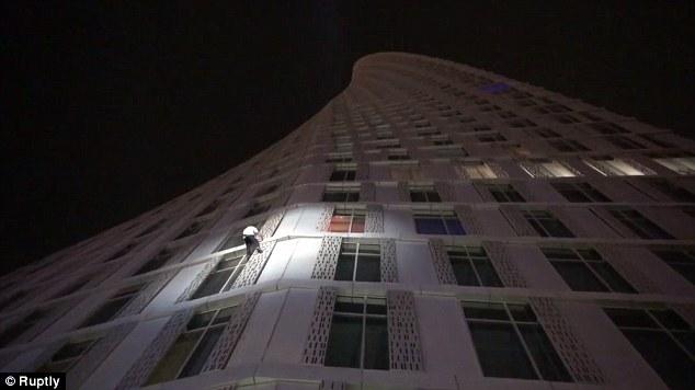 Le « Spiderman français » escalade la plus haute tour torsadée du monde