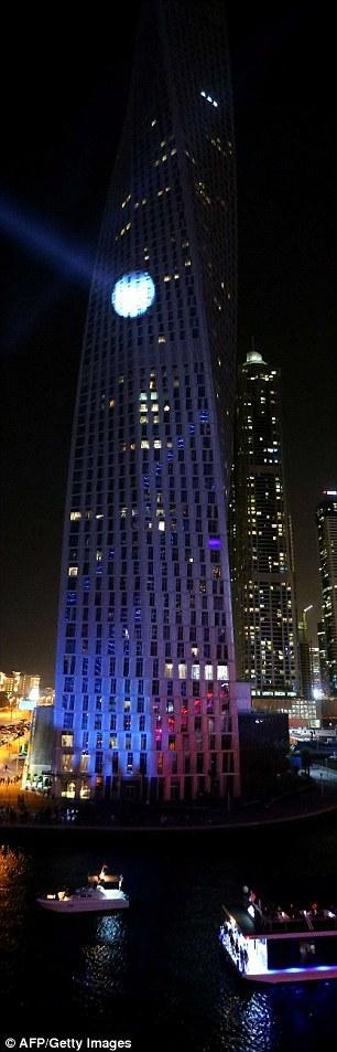 Le « Spiderman français » escalade la plus haute tour torsadée du monde