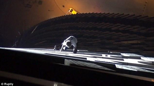 Le « Spiderman français » escalade la plus haute tour torsadée du monde