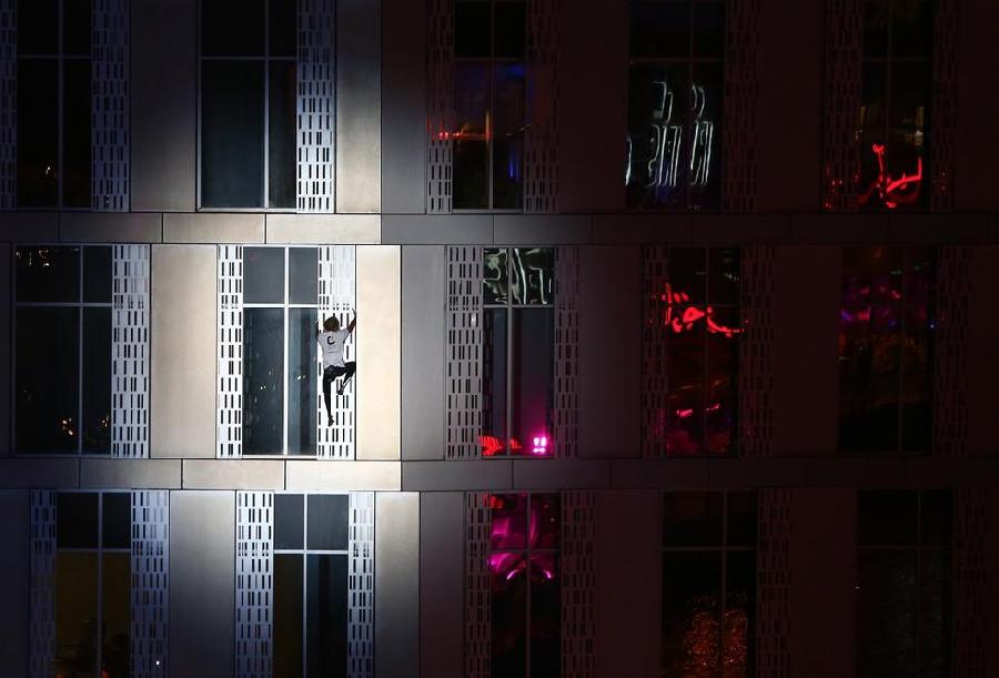 Le « Spiderman français » escalade la plus haute tour torsadée du monde