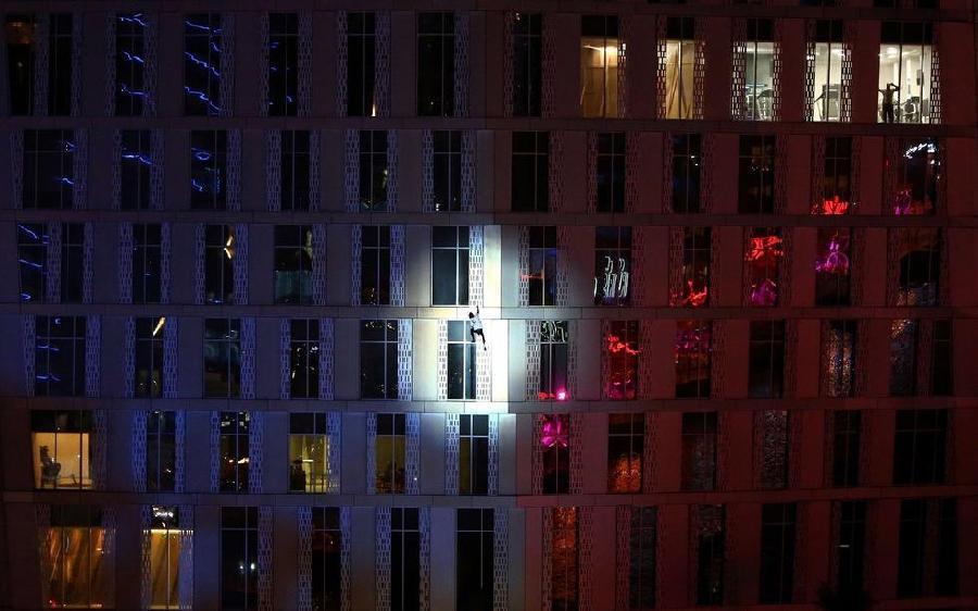 Le « Spiderman français » escalade la plus haute tour torsadée du monde