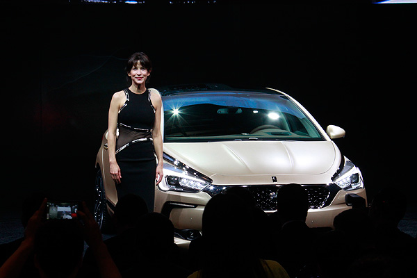 Sophie Marceau fait la promotion de la DS5 au Salon automobile de Shanghai