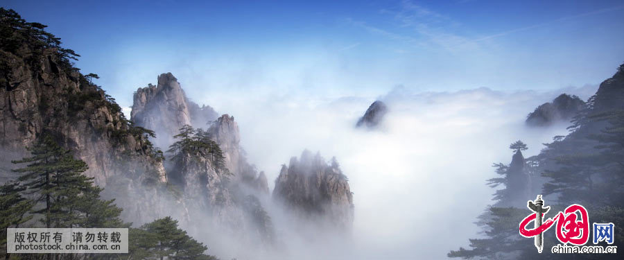 Pins parfumés, rochers aux formes étranges, mer de nuages, sources thermales, neige… voilà bien des caractéristiques qui font le charme du mont Huangshan, particulièrement réputé pour ces journées durant lesquelles il a la tête dans les nuages.