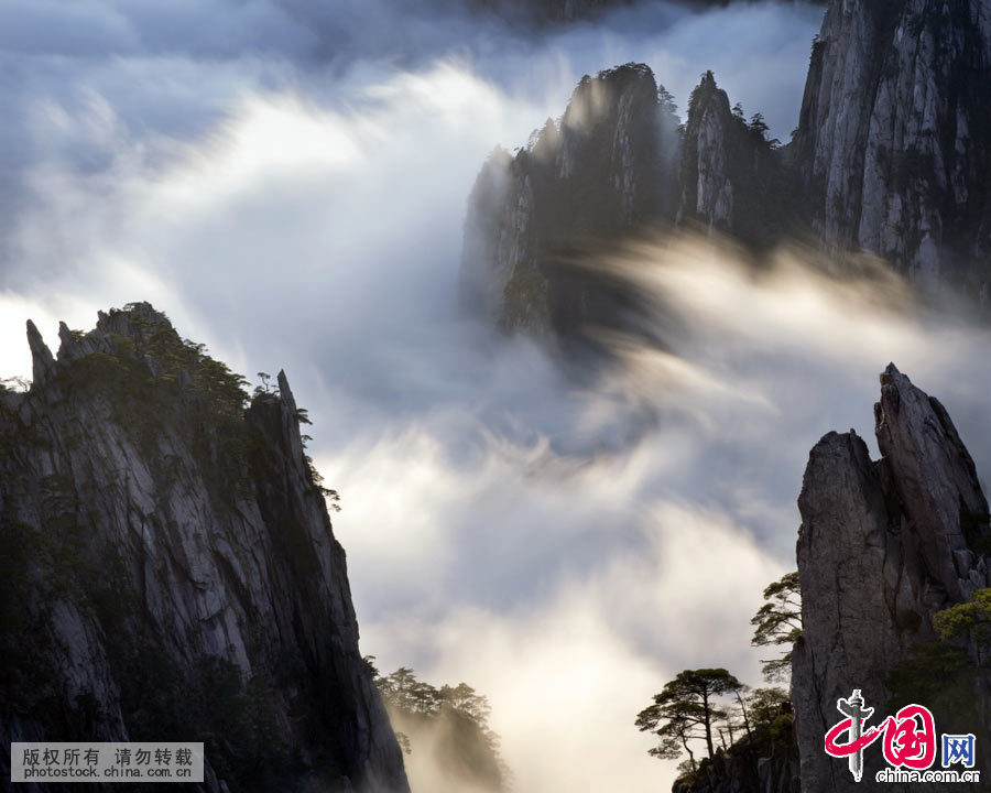 Photos : une mer de nuages remplit les vallées du mont Huangshan