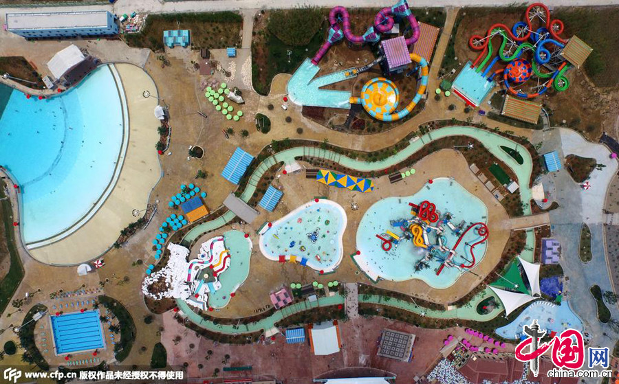 Il intègre par ailleurs des éléments nationaux et régionaux, à savoir les bambous et le panda géant Ji Ge, la mascotte du parc. Il intègre par ailleurs des éléments nationaux et régionaux, à savoir les bambous et le panda géant Ji Ge, la mascotte du parc.