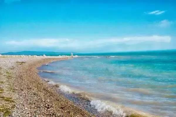 Le lac de Qinghai, le plus grand lac salé de Chine, a été qualifié de « plus beau lac de Chine » par le magazine Géographie nationale chinoise. Il est appelé Koke nuur en mongol et Cuowenbu en tibétain, deux noms qui désignent un lac de couleur cyan. Le lac de Qinghai, le plus grand lac salé de Chine, a été qualifié de « plus beau lac de Chine » par le magazine Géographie nationale chinoise. Il est appelé Koke nuur en mongol et Cuowenbu en tibétain, deux noms qui désignent un lac de couleur cyan.