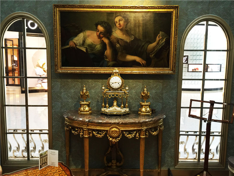 Exposition de meubles de l&apos;époque des rois Louis VIX, VX et XVI à Shanghai