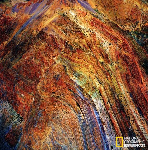 La préfecture tibétaine de Ngari se situe au centre du plateau de Qiangtang, au nord du plateau du Qinghai-Tibet, là où l'Himalaya et le Transhimalaya se rejoignent. 