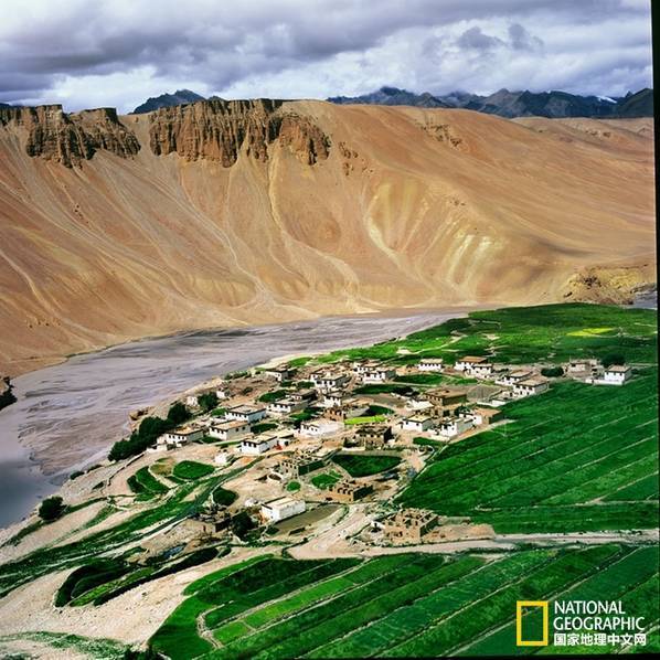 C'est le berceau de quelques-uns des plus grands fleuves du monde, tels que le Yarlung Zangbo (Brahmapoutre), l'Indus et le Gange. Voici quelques photos sublimes des paysages de Ngari. C'est le berceau de quelques-uns des plus grands fleuves du monde, tels que le Yarlung Zangbo (Brahmapoutre), l'Indus et le Gange. Voici quelques photos sublimes des paysages de Ngari.