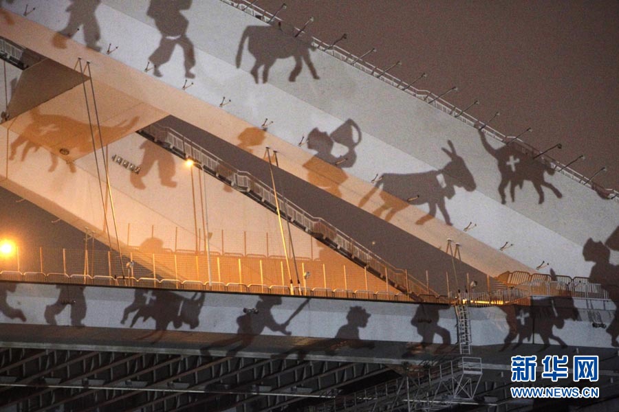 L&apos;artiste suisse Gerry Hofstetter illumine le pont Lupu à Shanghai