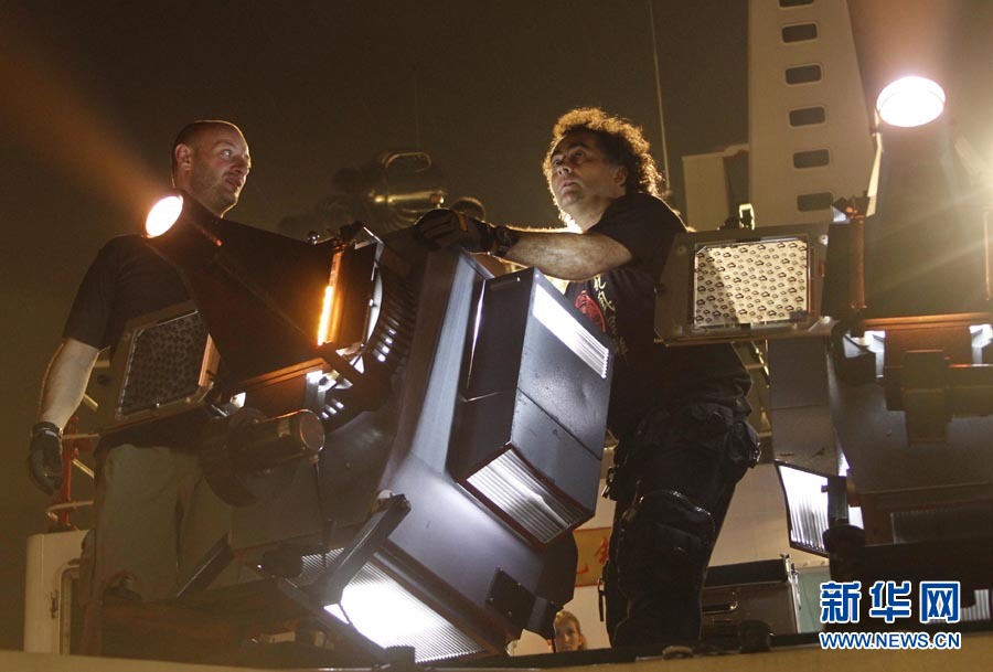 L&apos;artiste suisse Gerry Hofstetter illumine le pont Lupu à Shanghai