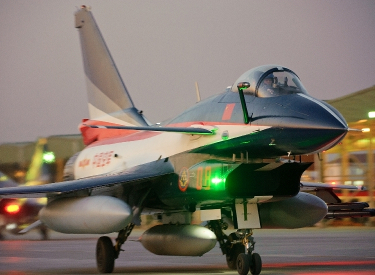 Nouvelles couleurs pour les chasseurs J-10 à l'occasion du salon aéronautique de Zhuhai