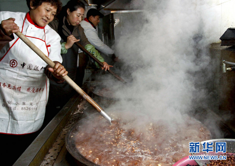Le 10 janvier, de la bouillie Laba est préparée dans le temple Xingshan à Xi'an, capitale de la province du Shaanxi. Le 8e jour du douzième mois lunaire, de la bouillie Laba est offerte aux citadins.