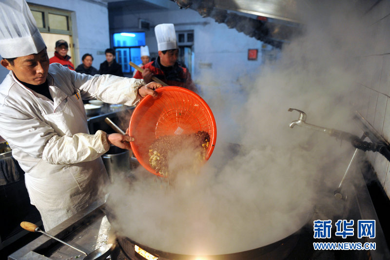 Le soir du 10 janvier, de la bouillie Laba est préparée dans le temple Daming à Yangzhou, dans la province du Jiangsu. 