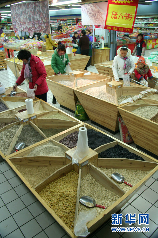 Le 10 janvier, des clients choisissent des céréales pour faire de la bouillie Laba dans un supermarché de la ville de Linyi, dans la province du Shandong.