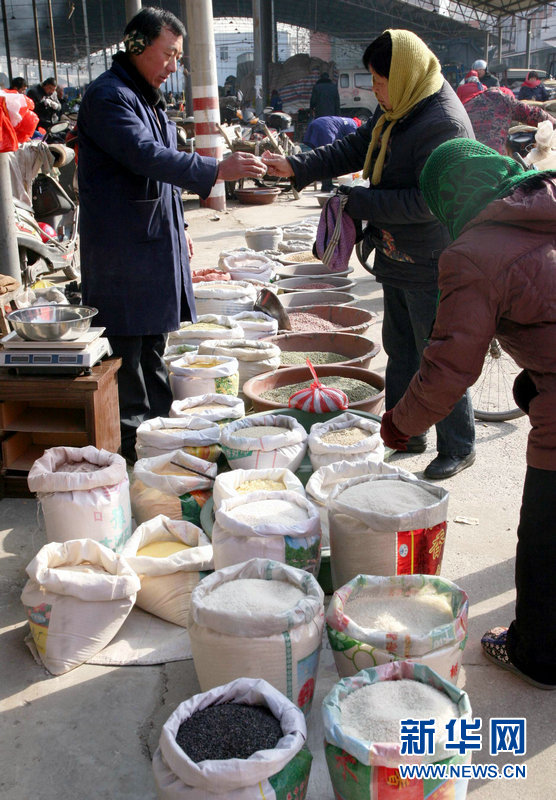 Le 10 janvier, des habitants choisissent des ingrédients pour faire de la bouillie Laba dans un marché de la ville de Pingdingshan de la province du Henan. 