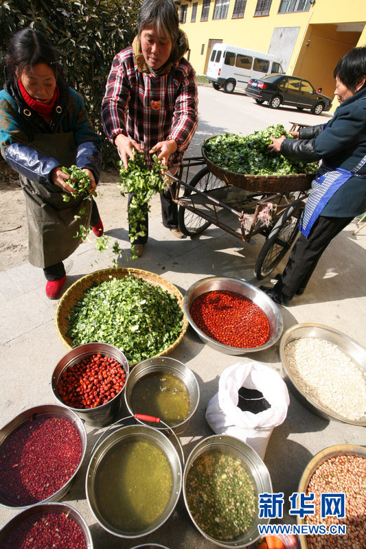 Le 10 janvier, on prépare les ingrédients de la bouillie Laba dans le temple Guangxiao de Taizhou, dans la province du Jiangsu. 