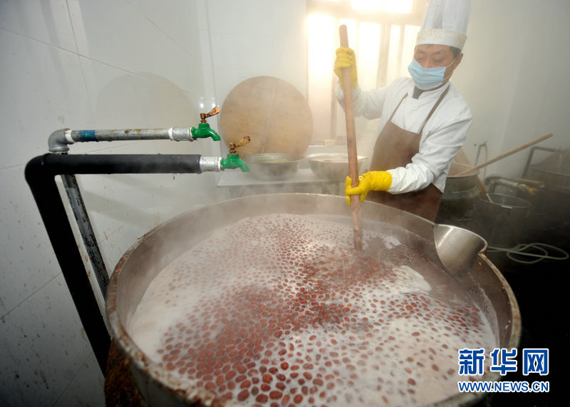Le 8 janvier, de la bouillie est faite dans une grande marmite dans le temple Lingying de Hangzhou, capitale de la province du Zhejiang.