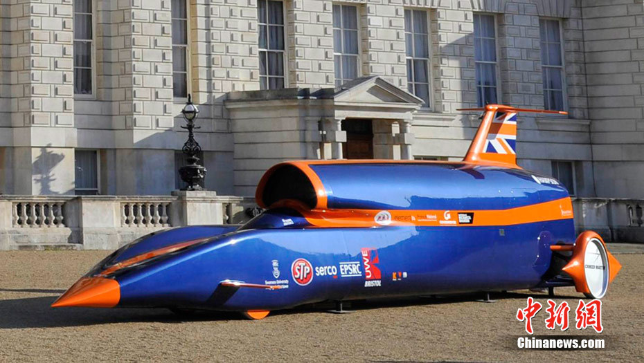 Exposition d'une reproduction de la dernière voiture supersonique à Londres(1)