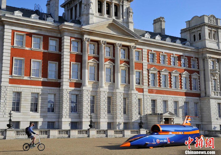 Exposition d'une reproduction de la dernière voiture supersonique à Londres(2)