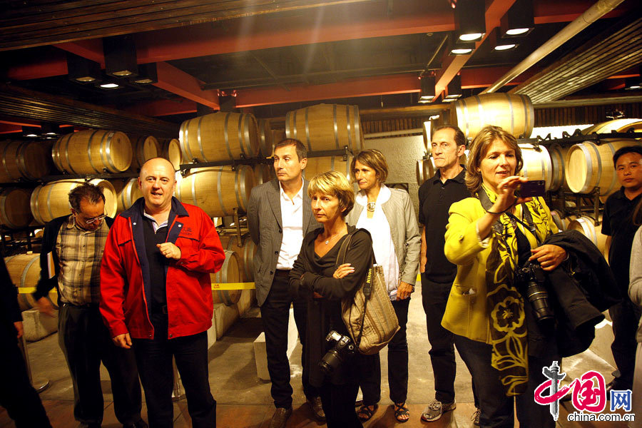 Une visite dans la cave à vin du groupe Hansen.