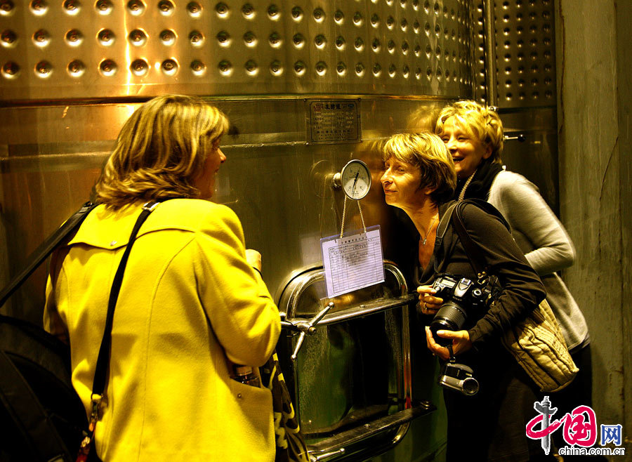 Une visite dans la cave à vin du groupe Hansen.