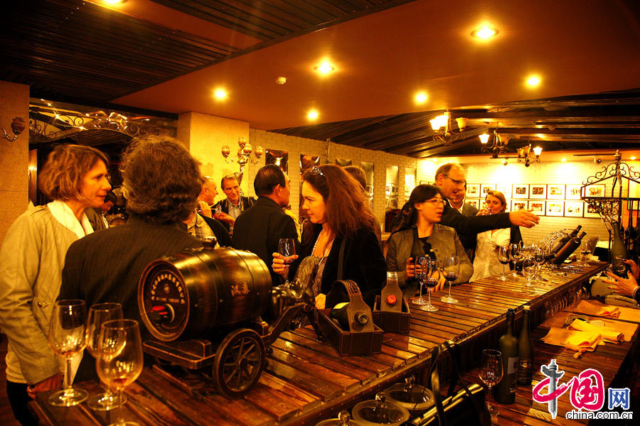 Une visite dans la cave à vin du groupe Hansen.