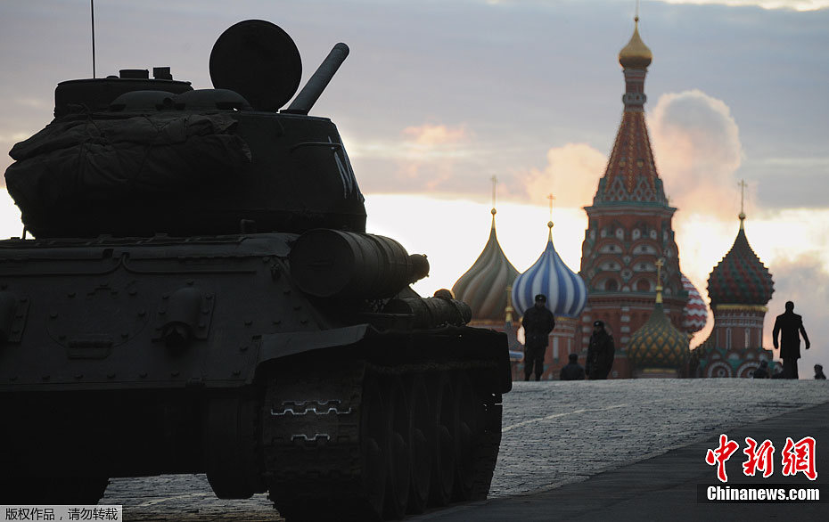 Moscou organise de grandes manifestations pour célébrer le 70e anniversaire de la parade militaire sur la place Rouge(1)