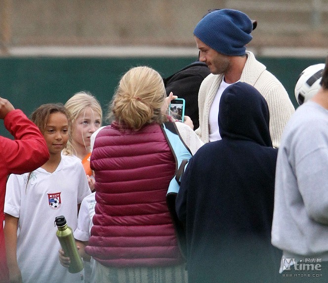 La famille Beckham sur le terrain de football(1)