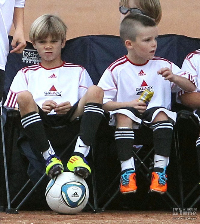 La famille Beckham sur le terrain de football(3)