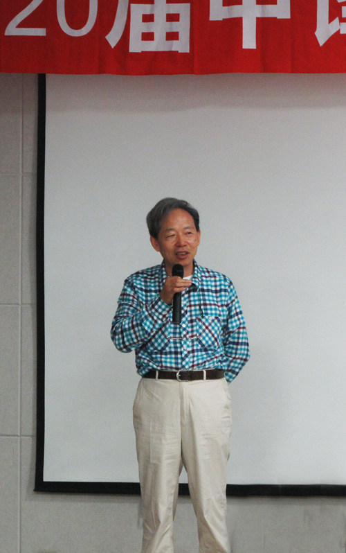 M. Xie Xiehe, directeur d&apos;honneur du Séminaire sur la traduction du chinois vers le français, prononce un discours lors la cérémonie d&apos;ouverture.