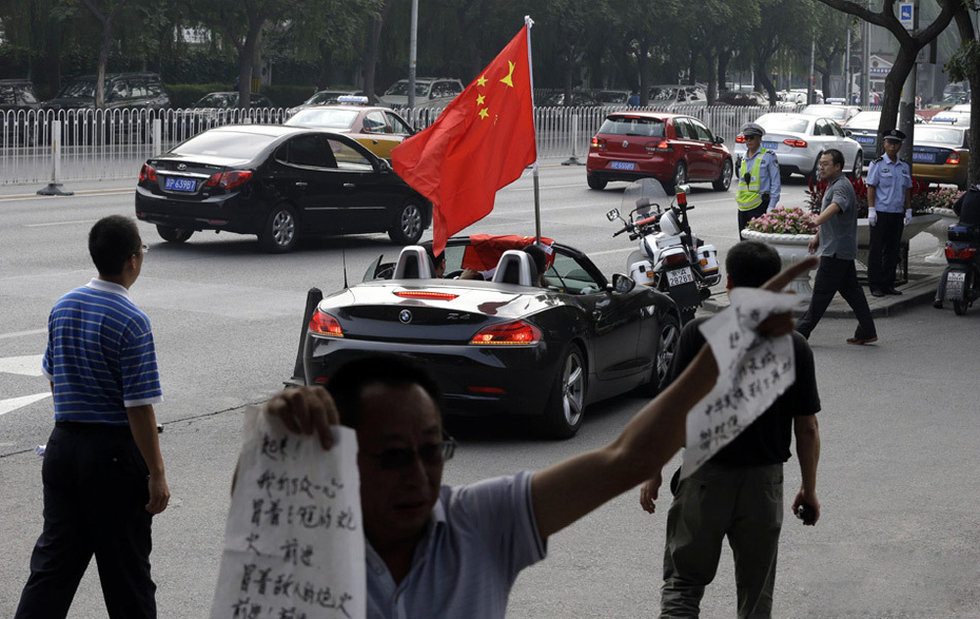 Manifestation chinoise devant l'ambassade du Japon