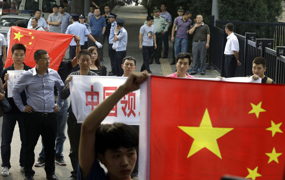 Manifestation chinoise devant l'ambassade du Japon