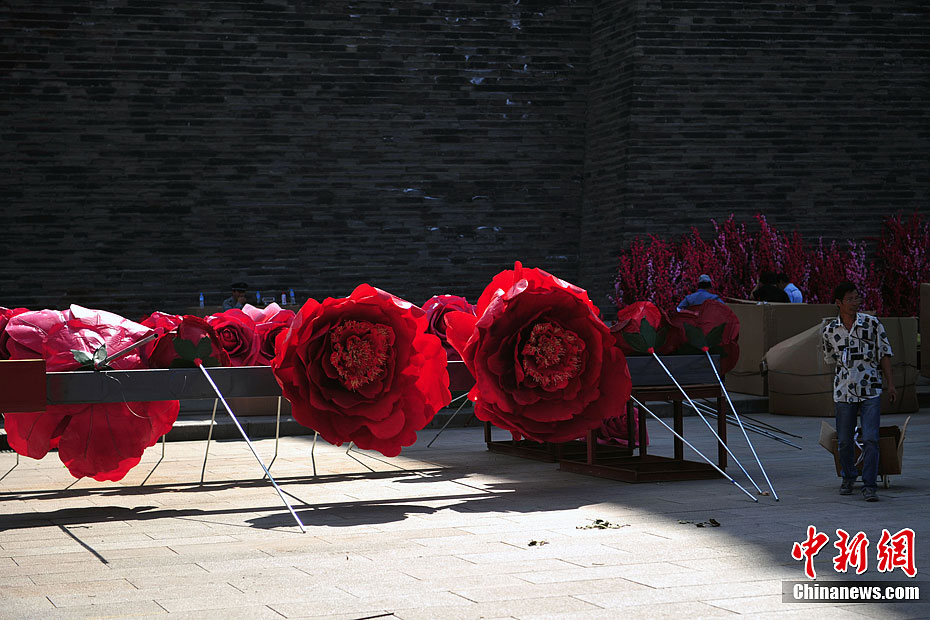 La place Tiananmen ornée de parterres de fleurs pour la fête nationale