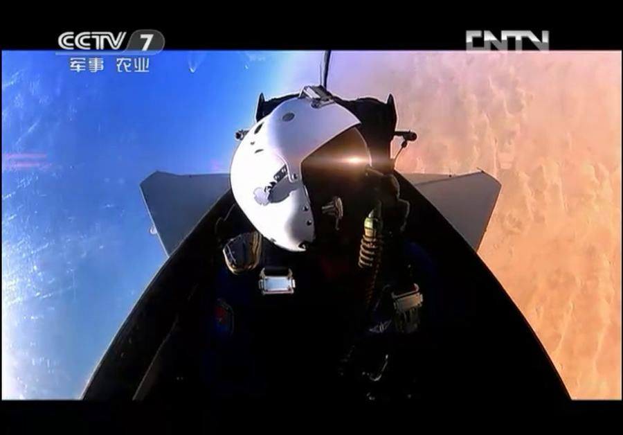 CCTV:des avions de chasse JIAN-10 décollent du porte-avions Liaoning