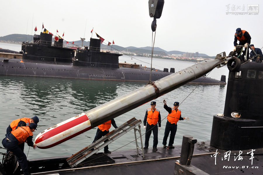 Démonstration de la procédure de chargement d'une torpille sur un sous-marin chinois
