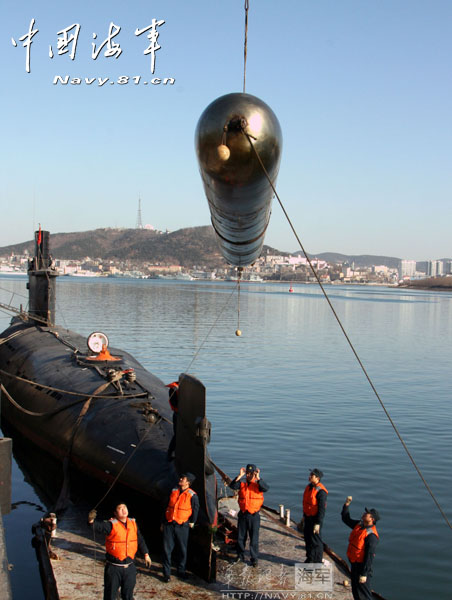 Démonstration de la procédure de chargement d&apos;une torpille sur un sous-marin chinois