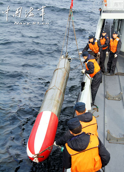 Démonstration de la procédure de chargement d&apos;une torpille sur un sous-marin chinois