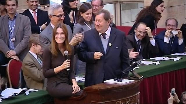 Carla Bruni use de son charme pour faire monter les enchères