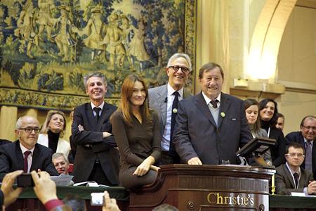 Carla Bruni use de son charme pour faire monter les enchères