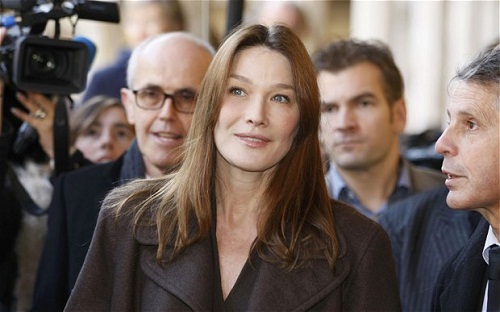 Carla Bruni use de son charme pour faire monter les enchères