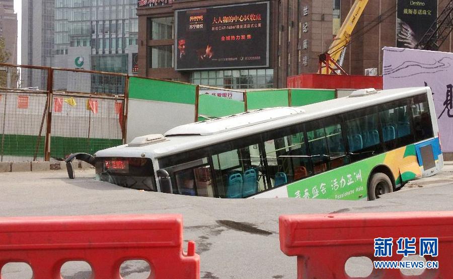 Des signes de la fin du monde ? Des cratères se sont ouverts dans des villes à travers le monde