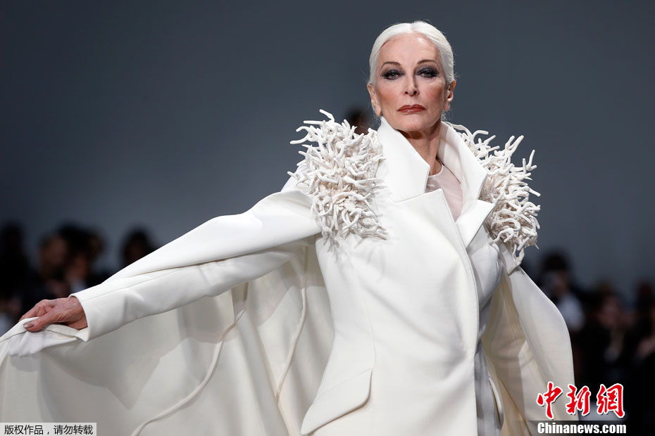 Carmen Dell&apos; Orefice, le mannequin le plus âgé de la semaine de la mode de Paris