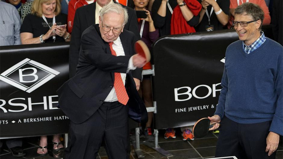 Bill Gates et Warren Buffett s'amusent à l'assemblée générale de Berkshire Hathaway